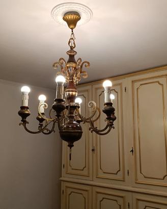 Lampadario in ferro battuto e legno