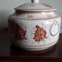 Vaso colorato in ceramica con coperchio