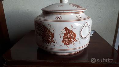 Vaso colorato in ceramica con coperchio