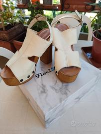 Sandali con zeppa in legno 