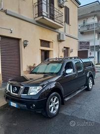 nissan navara con gancio di traino