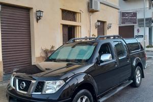 nissan navara con gancio di traino