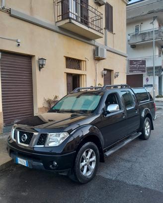 nissan navara con gancio di traino