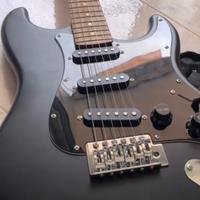 chitarra elettrica con custodia e amplificatore