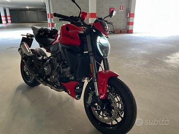Ducati Monster V2 Plus 2026 rosso