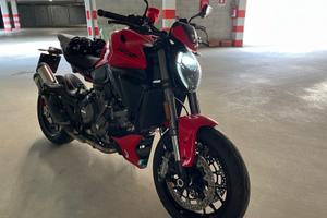 Ducati Monster V2 Plus 2026 rosso