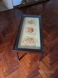 Tavolino da salotto in legno e vetro con decoro