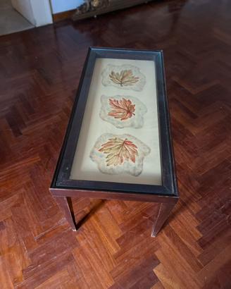 Tavolino da salotto in legno e vetro con decoro