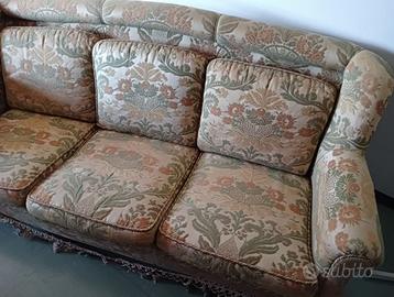 Divano tre posti tessuto damascato e due poltrone