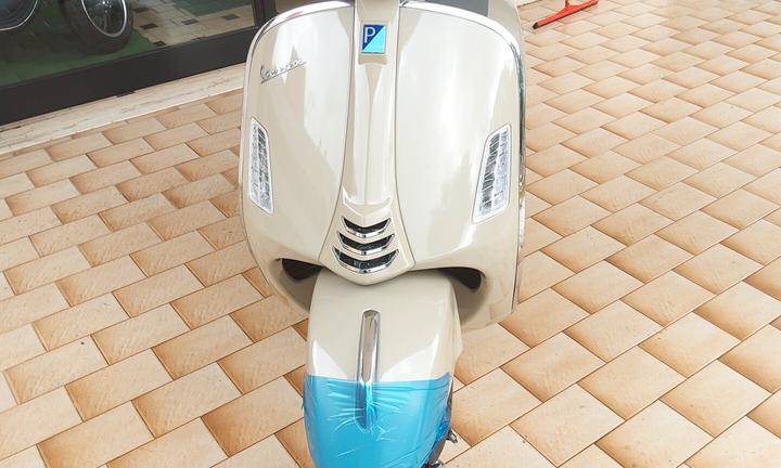 Piaggio Vespa 310 GTS hpe Beige