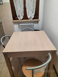 tavolo pari al nuovo con 6 sedie