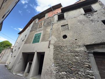 CASA SEMINDIPENDENTE A TIRANO