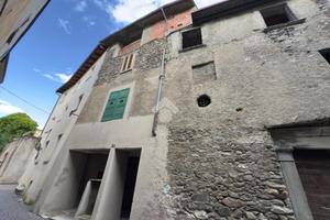 CASA SEMINDIPENDENTE A TIRANO