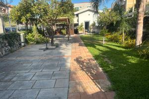 Locale artigianale con terreno a gravina