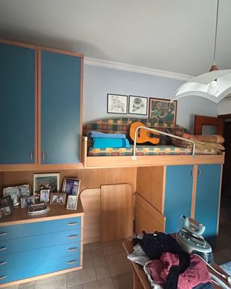 Armadio a ponte con letto a soppalco