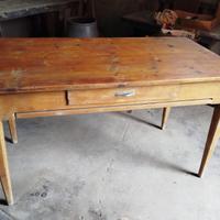 Tavolo da cucina in pino dell'800.