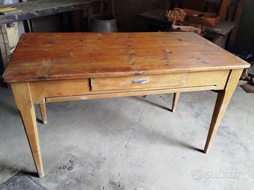 Tavolo da cucina in pino dell'800.