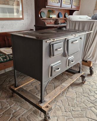 Antica cucina a legna restaurata 