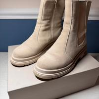 Stivaletto scamosciato beige