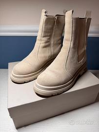 Stivaletto scamosciato beige