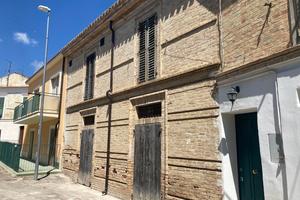 Casa di borgo con cortile