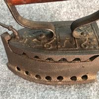 Vecchio ferro da stiro in ferro