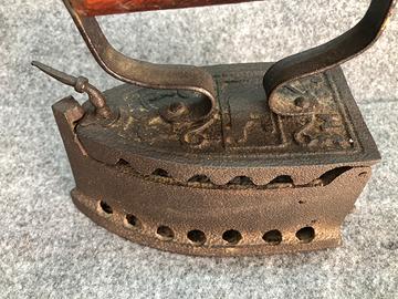 Vecchio ferro da stiro in ferro