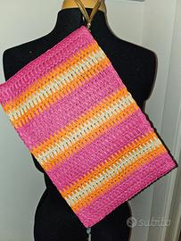 Borsa pochette in rafia
