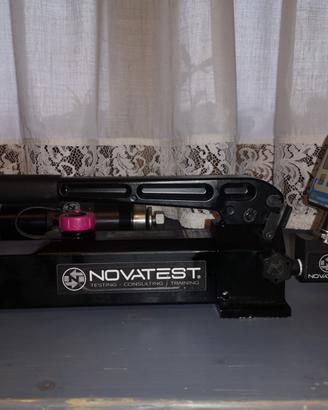 Pompa e manometro novatest per calcoli strutturali