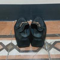 Mocassini neri con fibbia dorata