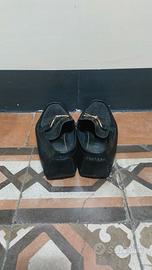 Mocassini neri con fibbia dorata