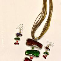 Parure collana con pendente e orecchini