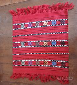 Tappetino etnico vintage rosso kilim balcanico