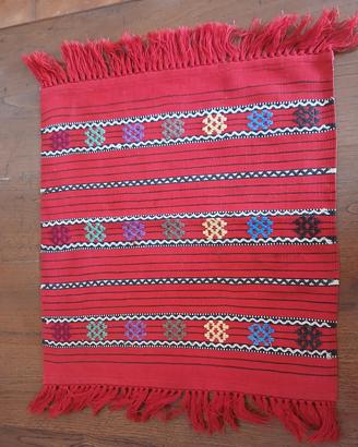 Tappetino etnico vintage rosso kilim balcanico