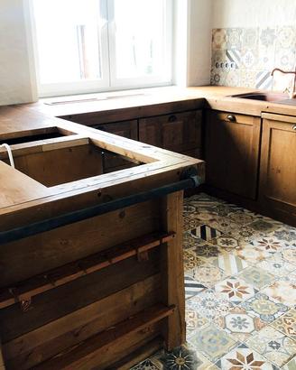 Cucina a ferro di cavallo in legno su misura