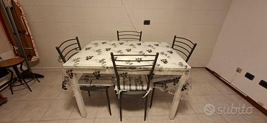 Tavolo in cristallo con sedie