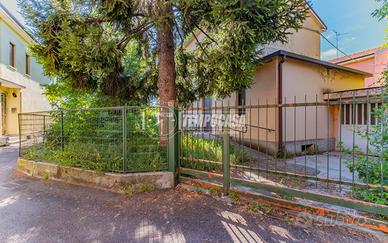 VILLA A SCHIERA CON GIARDINO A POCHI PASSI DAL CEN