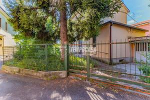 VILLA A SCHIERA CON GIARDINO A POCHI PASSI DAL CEN