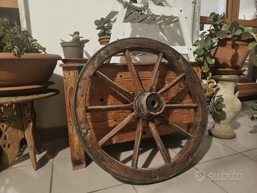Antica Ruota di Carro in Legno e Ferro - Arredo Ru