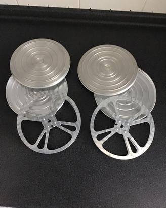 Un contenitore in metallo + porta bobine super 8