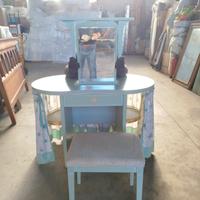 scrivania con specchio e sgabello 