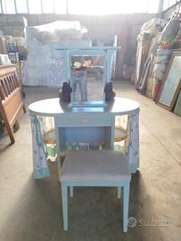 scrivania con specchio e sgabello 