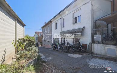 GROTTA ROSSA - VILLETTA A SCHIERA SU DUE LIVELLI