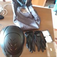 Casco, guanti, zaino e gemelli per equitazione