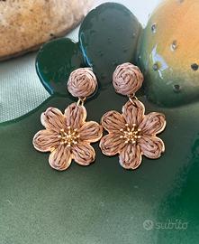 Orecchini Pendenti Fiore beige Placcati Oro