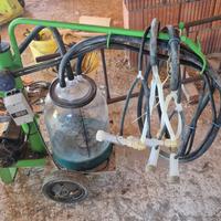 Mungitrice cattura e bidoni