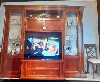 Soggiorno classico con tavolo e 6 sedie