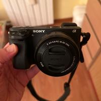 Sony Alfa 6300 con doppio obiettivo