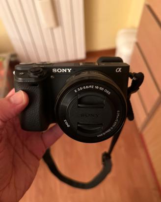 Sony Alfa 6300 con doppio obiettivo