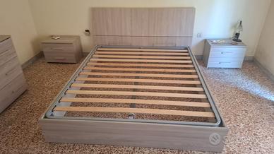 Letto matrimoniale con comodini
